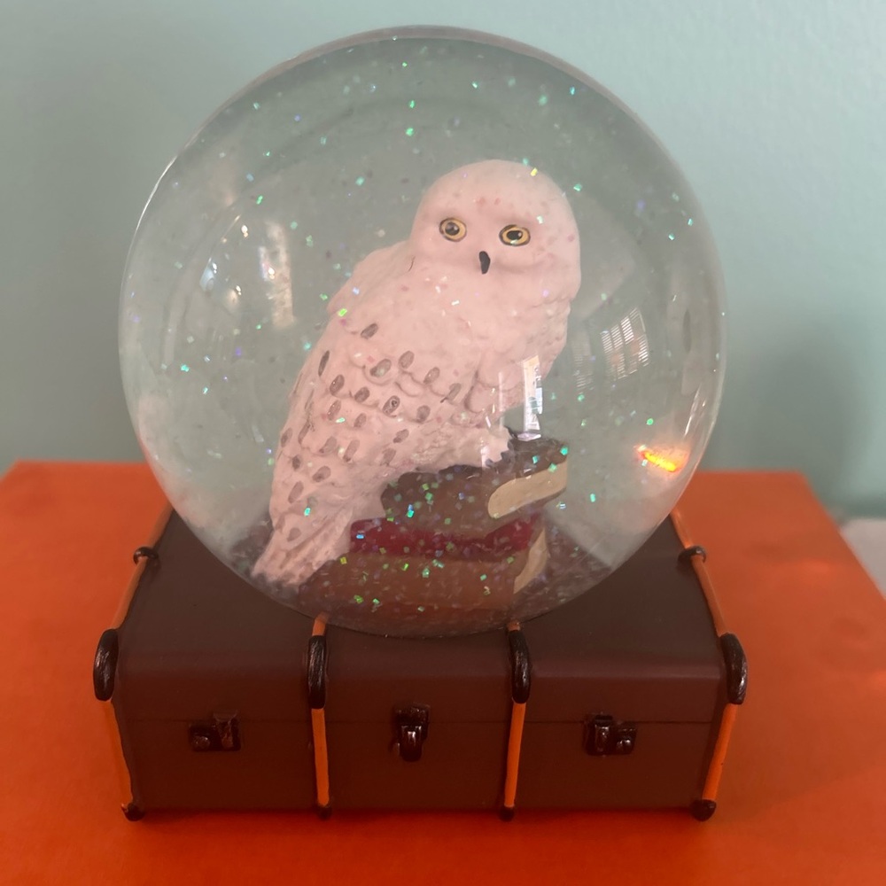 Harry Potter New York Hedwig Owl Holiday Premium Snowglobe